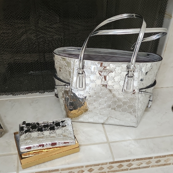 ❤️‍🔥🩶 MICHAEL KORS Silver Voyager East West TOTE & Matching WALLET 🩶❤️‍🔥 - Picture 1 of 16